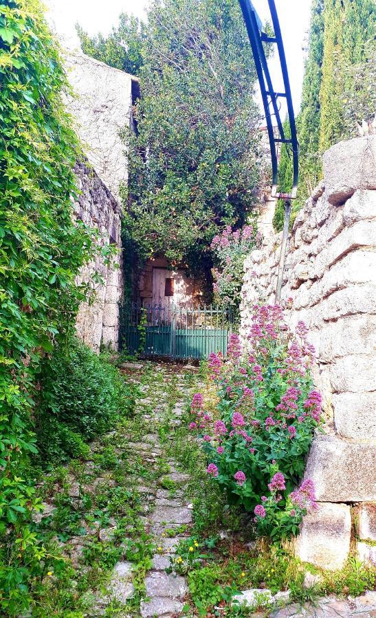 La Garde Adhemar, L'Escalier Medieval Exterior photo