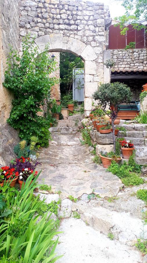 La Garde Adhemar, L'Escalier Medieval Exterior photo