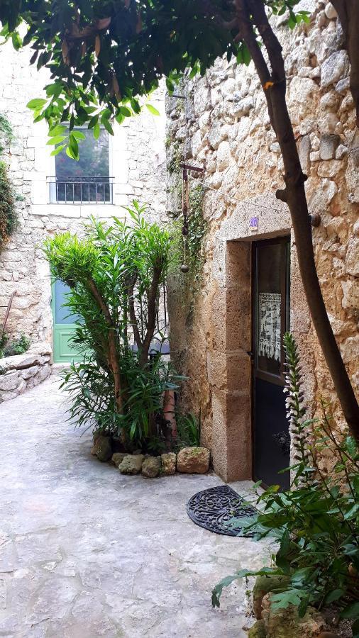 La Garde Adhemar, L'Escalier Medieval Exterior photo